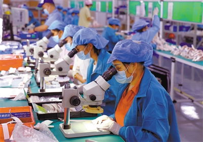 永定工業園南部園區的龍巖市兆明至晟電子科技工人們在車間趕訂單